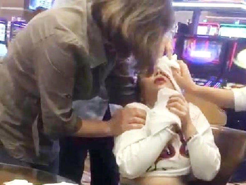 Kişi Batumidə kazinoda tutduğu sevgilisini bıçaqladı, rəfiqəsini öldürdü - VİDEO - FOTO