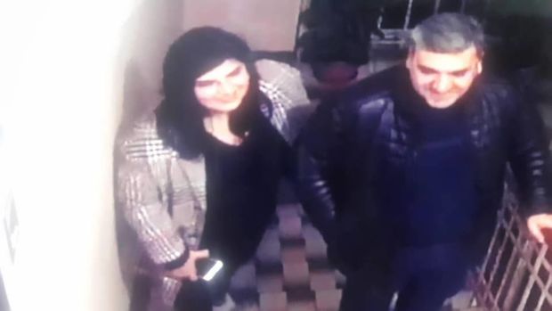 Bakıda vəzifəli şəxsin qapısı önündə qəribə hadisə - VİDEO