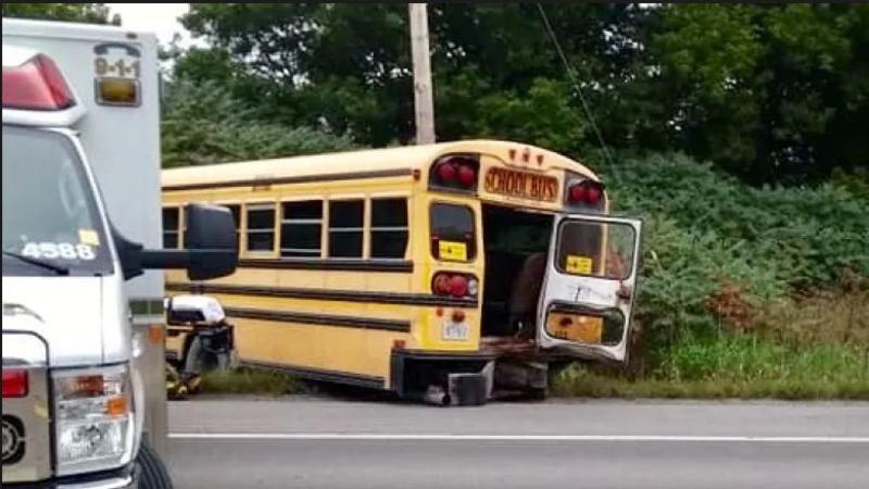 Məktəbli avtobusu qəzaya uğradı: xəsarət alanlar var