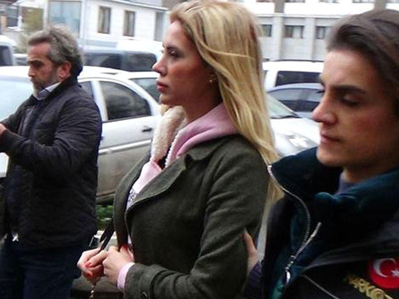 Bacıların saxlanılmasına səbəb olan FOTO - Yarıçılpaq, önündə narkotik...