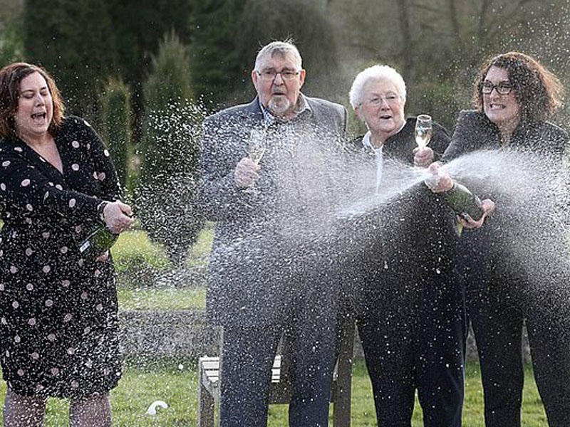 Qoca ər-arvad lotereyada 18 milyon uddular - FOTO