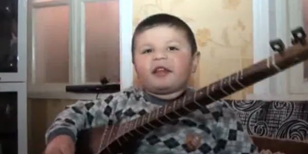 5 yaşlı uşaq sosial şəbəkələrin ulduzuna çevrilib - VİDEO
