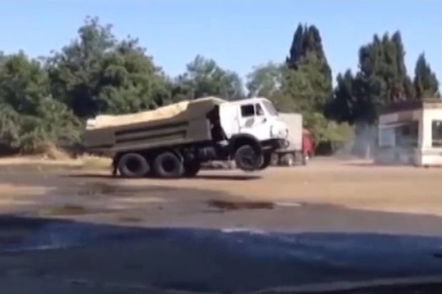 Daş dolu “KamAz”la “avtoş”luq etdilər - VİDEO