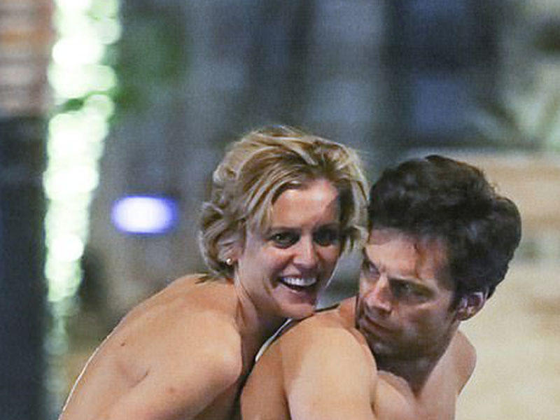 Məşhur aktyorlar küçədə lüt şütüdülər - FOTO