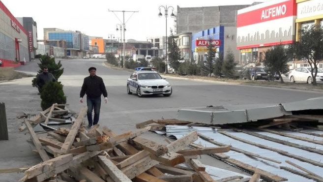 Güclü külək Bakıda fəsadlar törətdi – Video