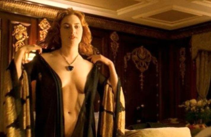 Stressini atmaq üçün çəkilişdən öncə tərəf müqabilinə sinəsini göstərdi - Fotolar