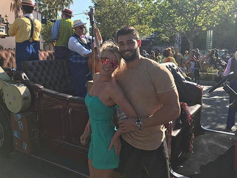 Məşhur müğənni 12 yaş kiçik sevgilisi ilə - FOTO