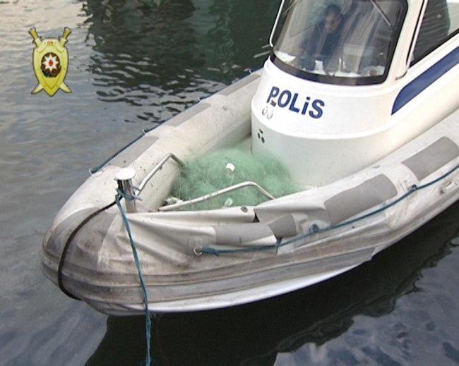 Polis dənizdə köməksiz vəziyyətdə qalan 2 balıqçını xilas etdi – VİDEO