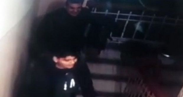 Bakıda vəzifəli şəxsin qapısı önündə növbəti qəribə hadisə - VİDEO