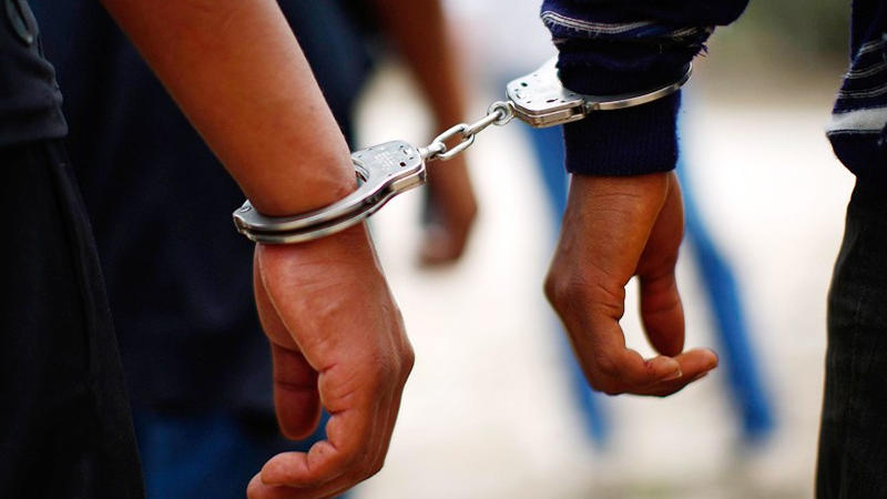 Qadın polisin İNANILMAZ ƏMƏLİNİN ÜSTÜ AÇILDI: müəllimələri və polis qadınları kişilərə satırmış - FOTOLAR