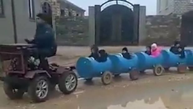 Kənd sakini uşaqları çəllək-qatarda məktəbə aparır - VİDEO