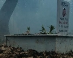 Anasının məzarına gizli kamera qoydu, gördüklərinə inana bilmədi!