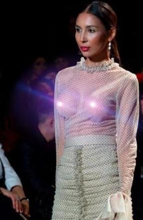 Deputat yarılçılpaq halda podiuma çıxdı - Fotolar