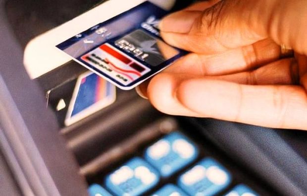 Bank kartlarından 85 min manat oğurlayan keçmiş məhkum saxlanıldı