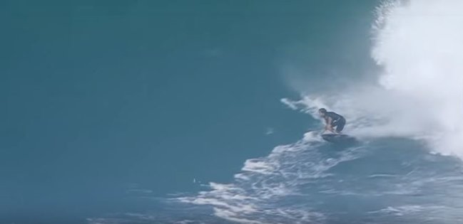 15 metrlik nəhəng dalğalar idmançılara qorxulu anlar yaşatdı - VİDEO