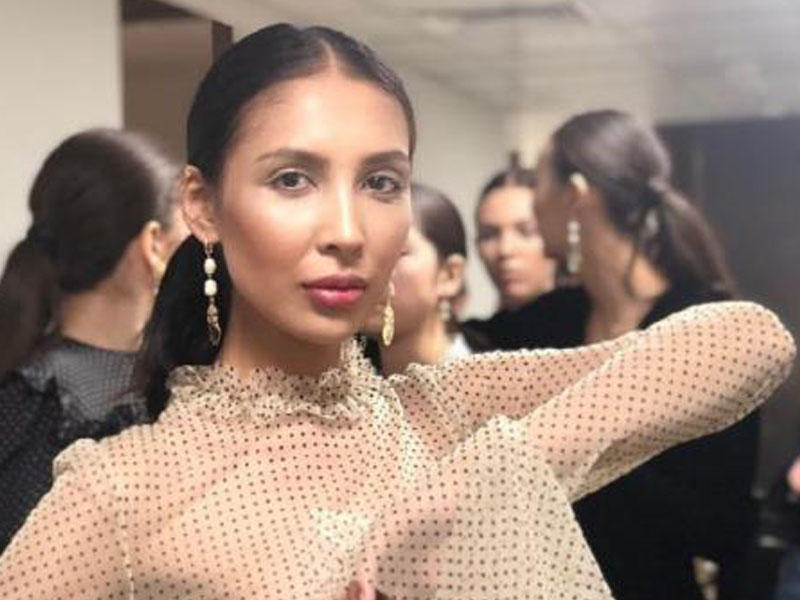 Deputat yarılçılpaq halda podiuma çıxdı - FOTO