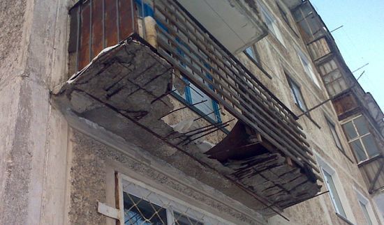 Bakıda binanın eyvanı uçdu - FOTO