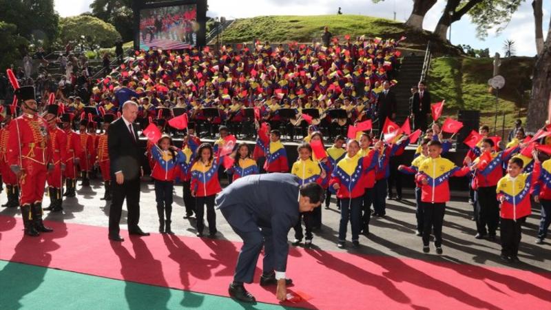 Venesuela prezidenti Ərdoğanın qarşısında DİZ ÇÖKDÜ VƏ... - FOTO