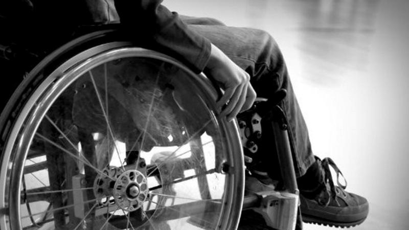 15 ildir iflic olan anasını belində gəzdirən 22 yaşlı gənc - FOTO