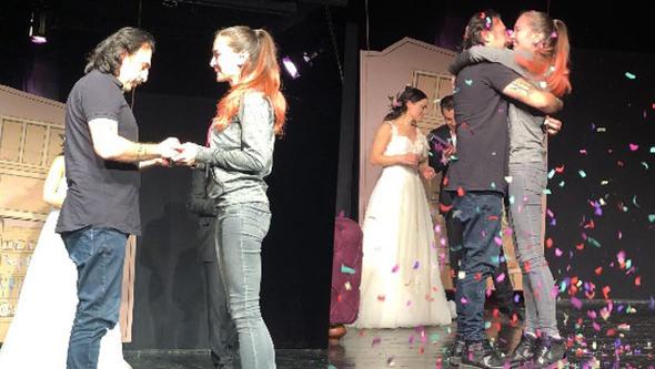 Teatrda sevgilisinə evlənmək təklifi etdi - Fotolar