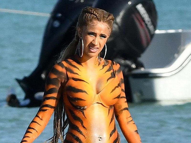 Məhkəməyə getmək əvəzinə soyunub pozalar verdi - FOTO