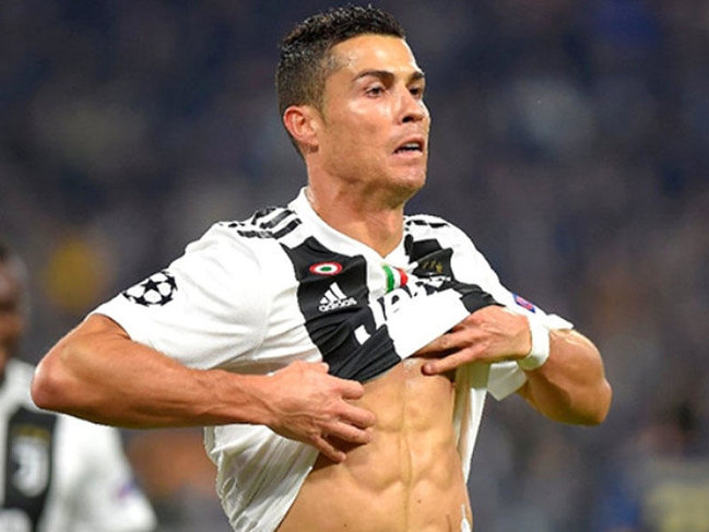 ''Ronaldu hər kəsin bəyəndiyi qadın kimidir, ona aşiqəm