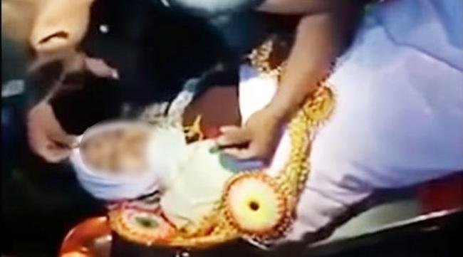 Ölən sevgilisi ilə dəfn mərasimində nişanlandı – Ürəkdağlayan hadisə/Foto