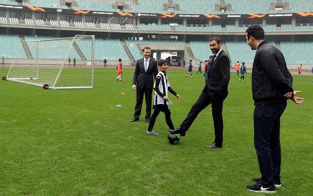 Rober Pires azərbaycanlı futbolçulara avtoqraf payladı - VİDEO