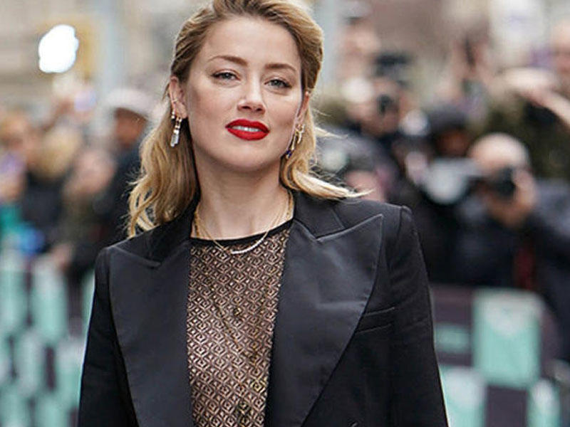 Tədbirdə sinəsi görünən 32 yaşlı aktrisa hər kəsi təəccübləndirdi - FOTO