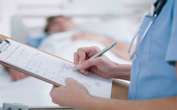 Atasını baltalayan qız dəlixanaya göndərildi