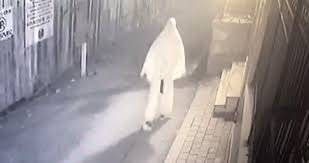 Başına yataq örtüsü bağlayıb küçədə gəzdi, bu hərəkəti dəhşət saçdı - VİDEO