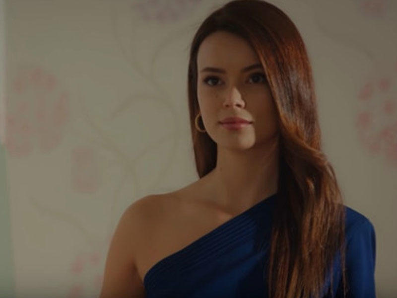 Qız bacısının ərini soyundurmaq istədi - Əxlaqsızlığı təbliğ edən serial cərimələndi - VİDEO