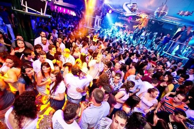 Gecə klubunda gərginlik: 6 ölü 100 yaralı - VİDEO