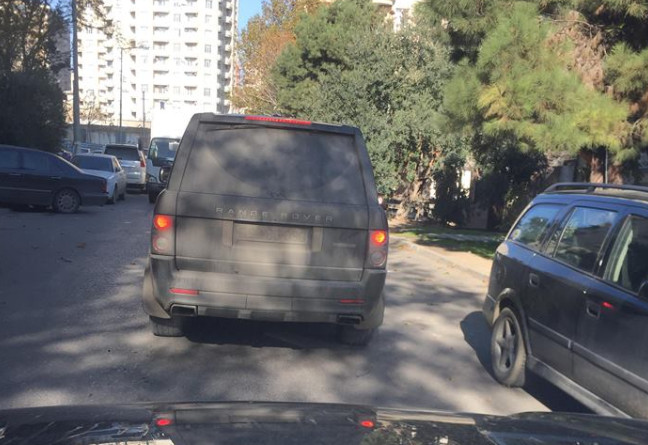 Bu sürücülər kamera və radara düşməmək üçün nömrəni çirkli saxlayırlar – VİDEO-FOTO