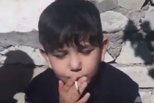 Ata azyaşlı oğluna siqaret çəkmək öyrədir - VİDEO