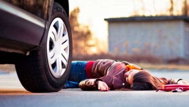 Bakıda yolu keçmək istəyən qadını maşın vurub öldürdü - VİDEO