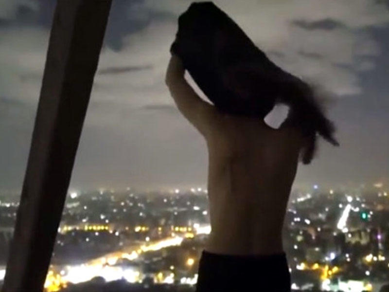 Tanınmış fotoqraf ictimai yerdə qadınla cinsi əlaqədə olub, VİDEOya çəkdi - FOTO