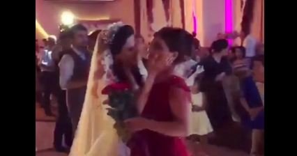 Bakıda bəy və gəlindən valideynlərinə sürpriz - VİDEO