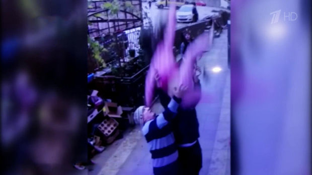 Mahaçqalada sürücü pəncərədən yıxılan qızı xilas etdi - VİDEO