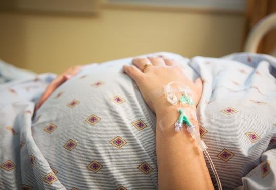 Azərbaycanda Şok hadisə – qardaşlar evli̇ ki̇şi̇dən hami̇lə qalan bacını belə cəzalandırdı – Vi̇deo