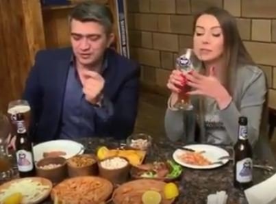 Azərbaycanlı müğənni ilə xanım aparıcının içki videosu yayıldı