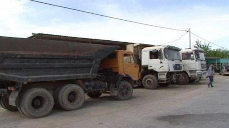 Bakıda yük maşını qəzaya uğradı – Sərnişini FHN əməkdaşları çıxardı