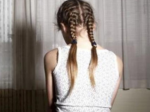 Bakıda yeddinci sinifdə oxuyan qızı məktəbə qoymurlar