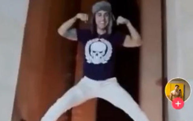 Dİn şəhidlərin ruhuna hörmətsizlik edən gənci araşdırır - VİDEO