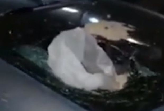 Bakıda maşının üstünə nəcis dolu torba atdılar - VİDEO
