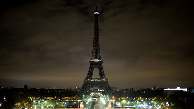 Eyfel qülləsi qaranlığa büründü - FOTO