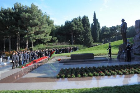 Dövlət Komitəsinin kollektivi Ümummilli Lider Heydər Əliyevin məzarını ziyarət edib