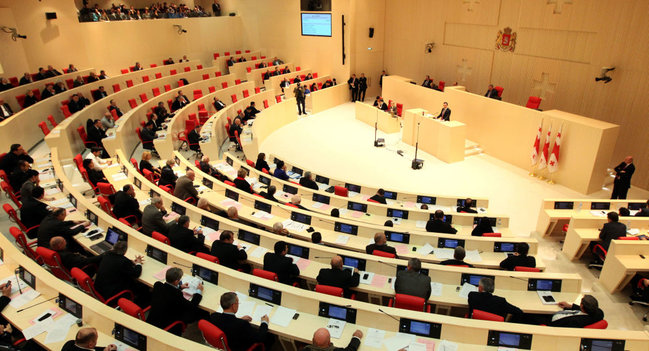 Parlamentdə ŞOK: Qadın millət vəkili kişi deputata hücum çəkdi - VİDEO