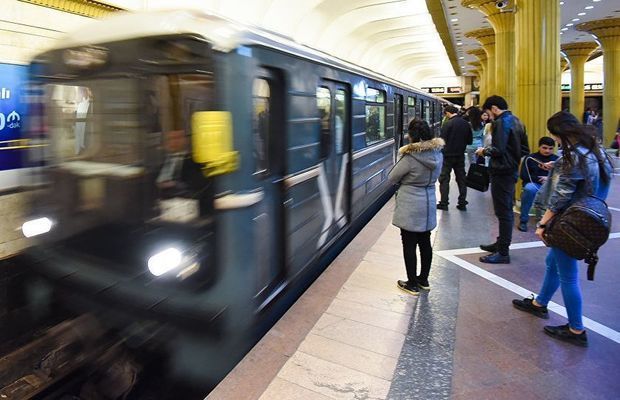 Bakı metrosunda qızı vurub qatardan platformaya salan gəncdən xəbər var