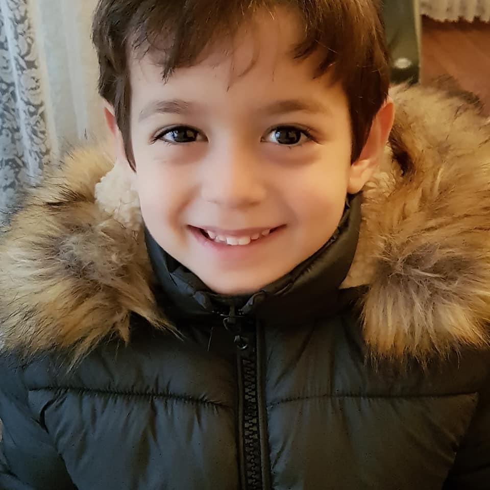 Azərbaycanlı məşhurun oğlu qətlə yetirilən atasının səccadəsində namaz qıldı - FOTO